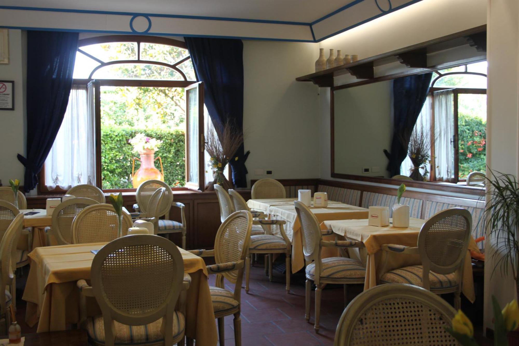 Hotel Girasole Civitanova Marche Bagian luar foto