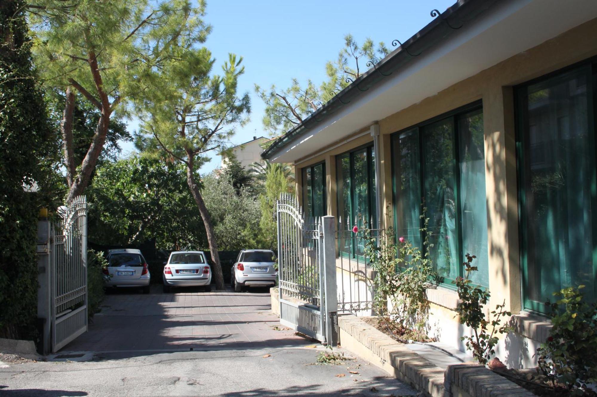 Hotel Girasole Civitanova Marche Bagian luar foto