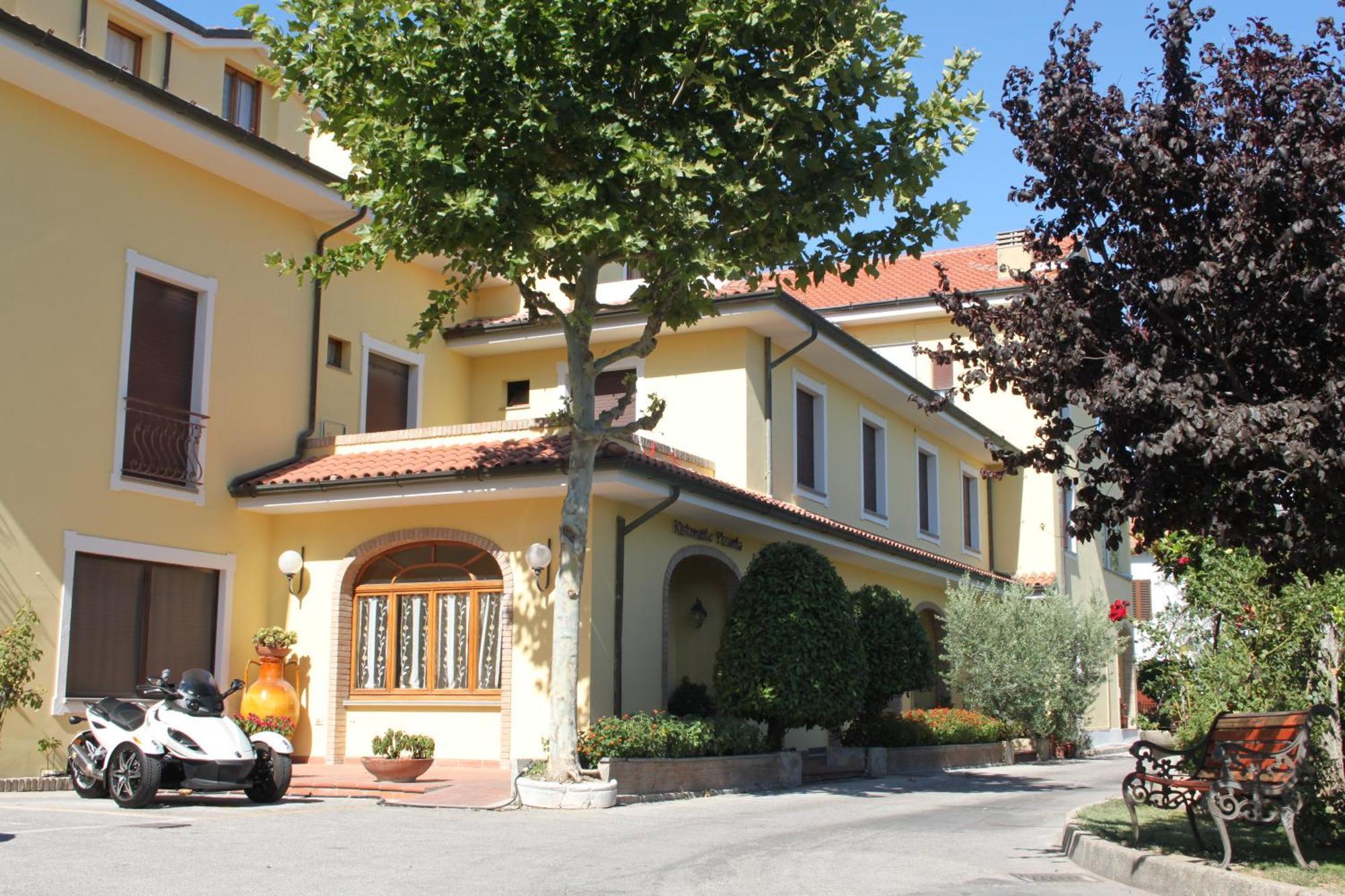 Hotel Girasole Civitanova Marche Bagian luar foto