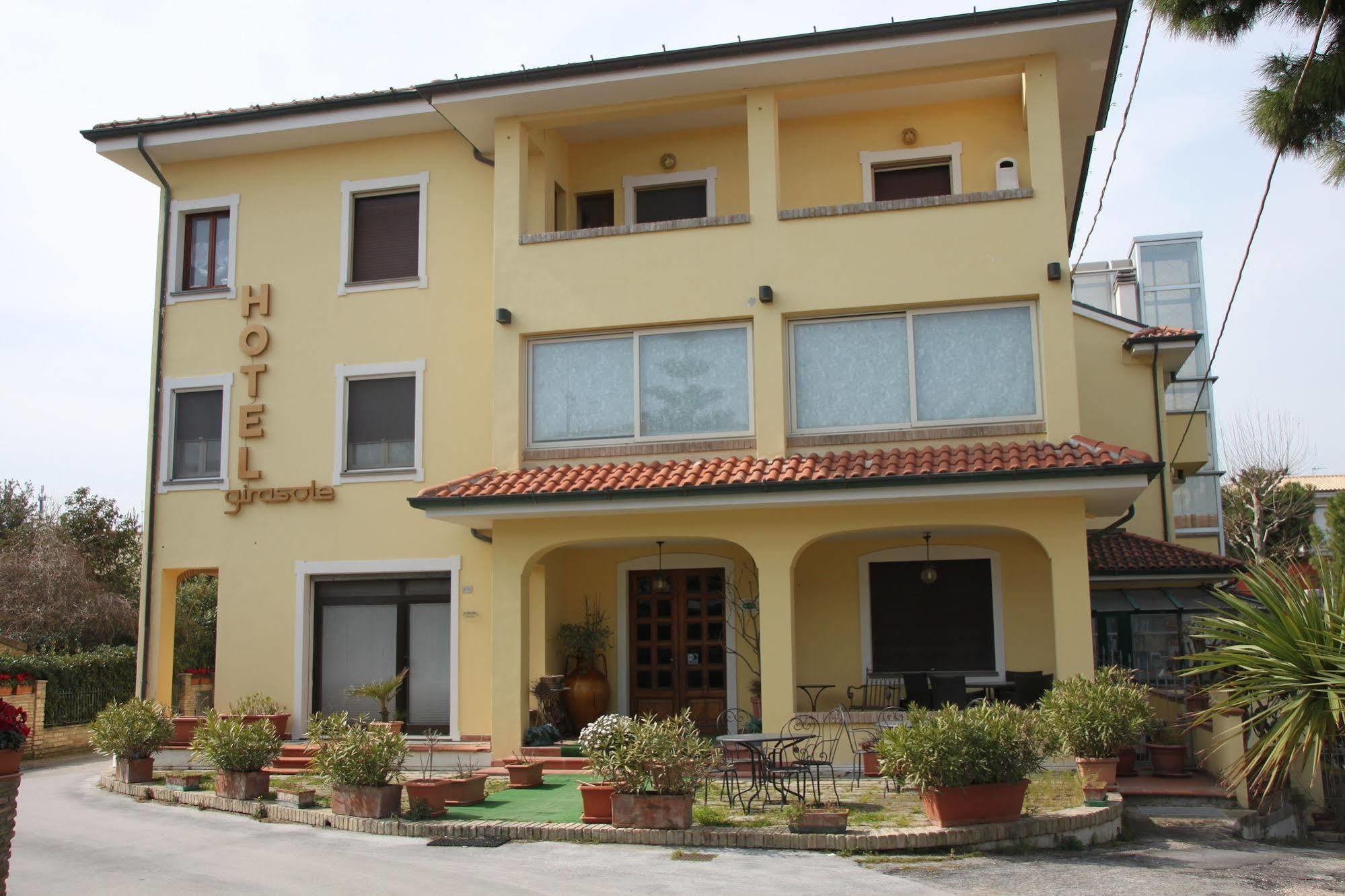Hotel Girasole Civitanova Marche Bagian luar foto