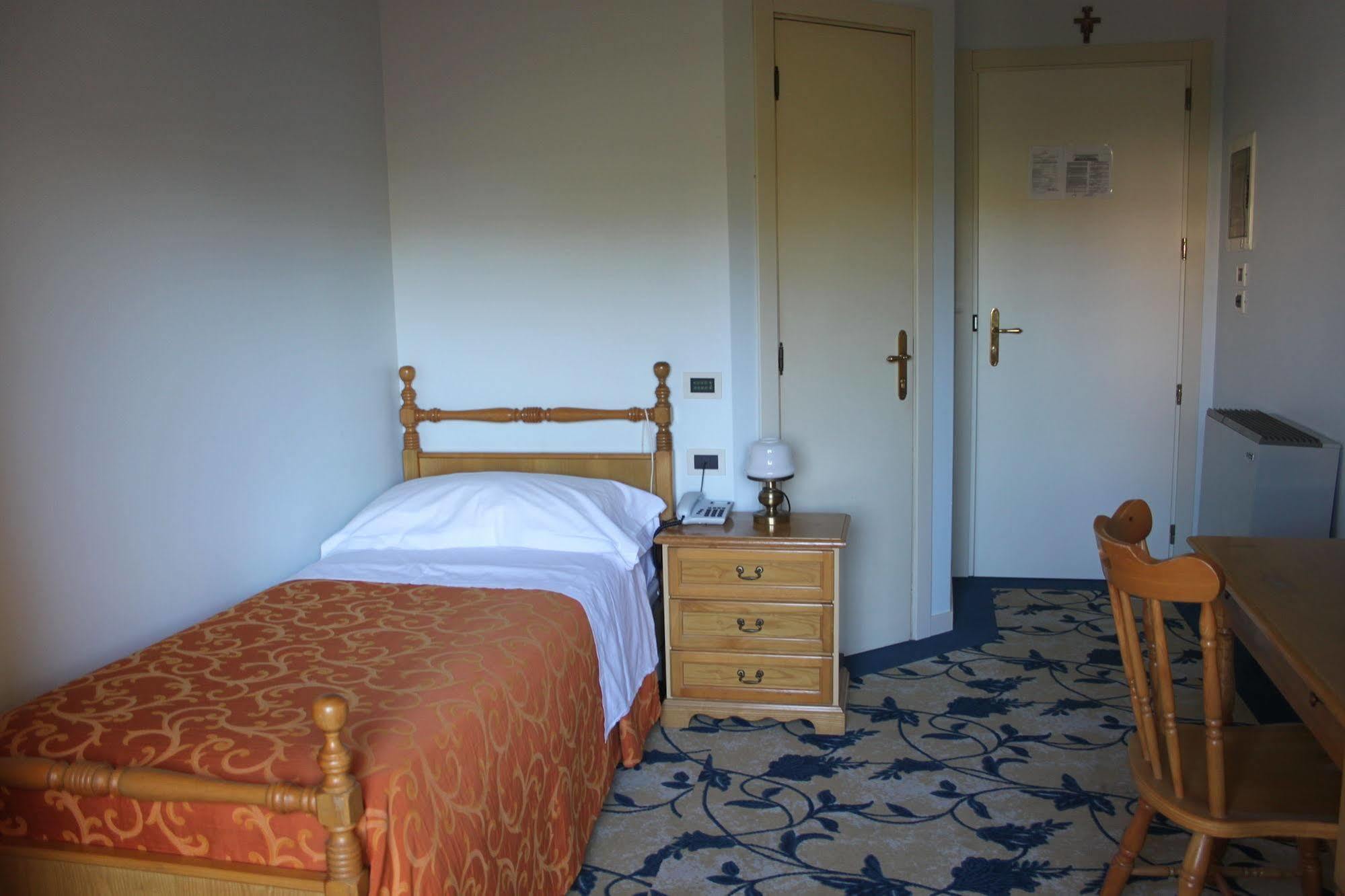 Hotel Girasole Civitanova Marche Bagian luar foto