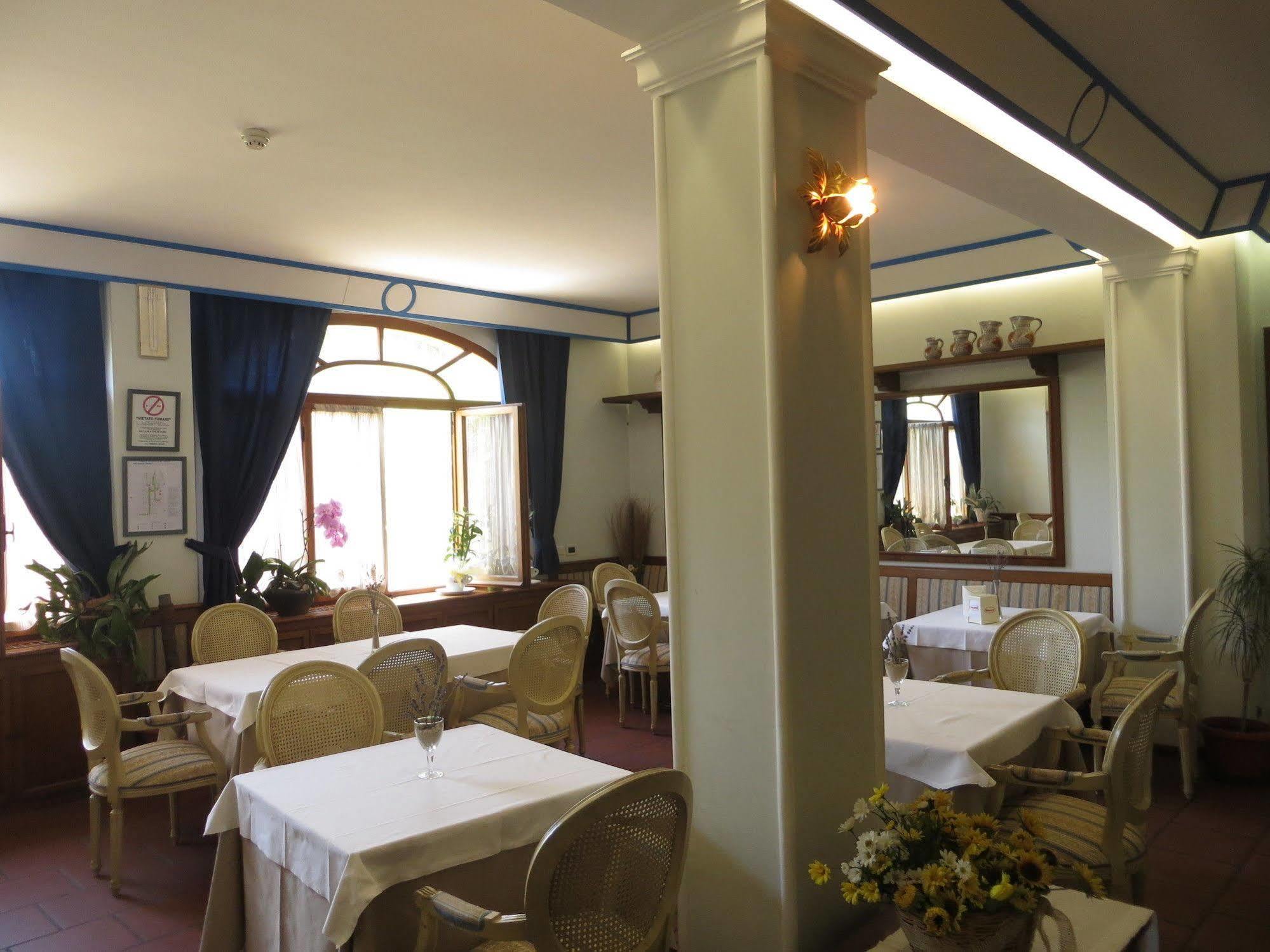 Hotel Girasole Civitanova Marche Bagian luar foto
