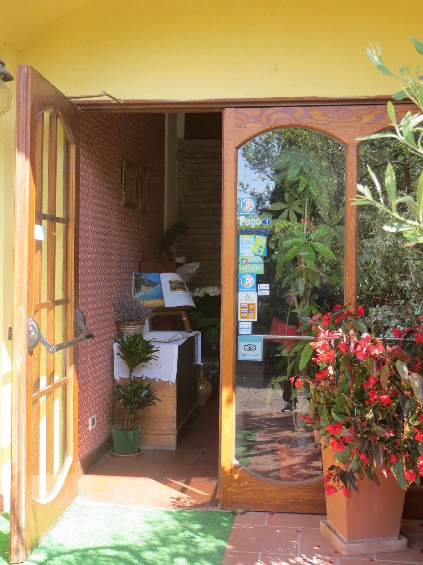 Hotel Girasole Civitanova Marche Bagian luar foto