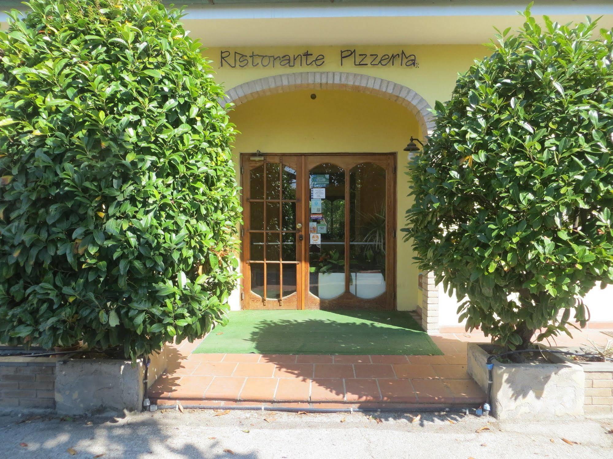 Hotel Girasole Civitanova Marche Bagian luar foto